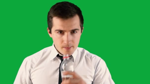 Hombre agua potable en pantalla verde — Vídeo de stock