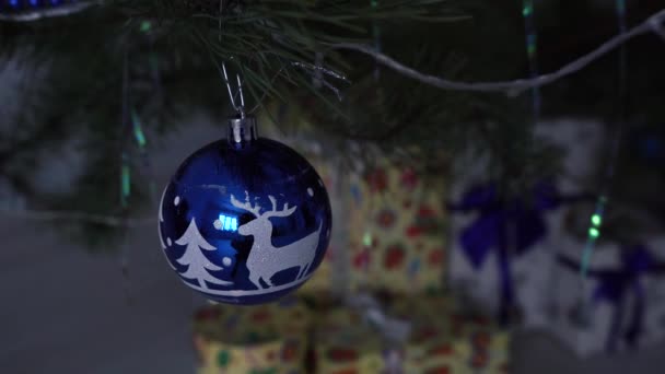 Dekorációk a karácsonyfa kék tónusú — Stock videók