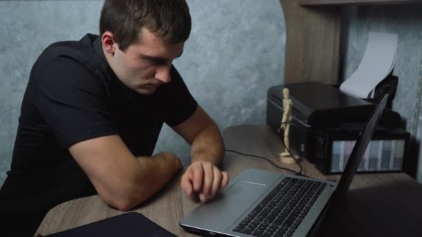 Zmęczony człowiek siedzi przy laptopie — Wideo stockowe