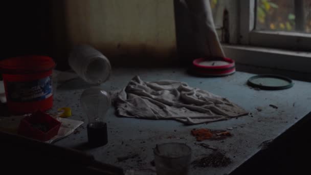 捨てられた家の中のゴミ箱のテーブル — ストック動画