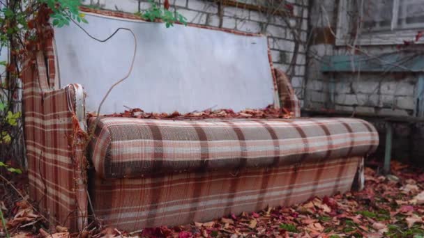 Stara sofa stojąca na ulicy — Wideo stockowe