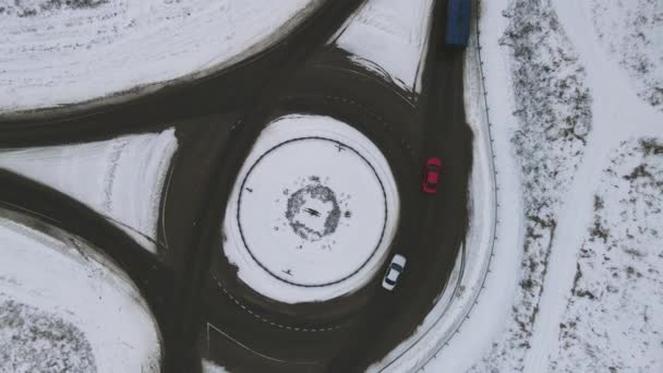 Cincin mobil di musim dingin. fotografi udara, lalu lintas mobil, transportasi. — Stok Video