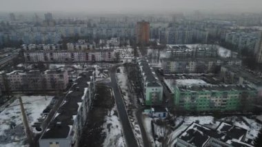 Kuşbakışı bakınca büyük kasvetli bir şehir. hava durumu