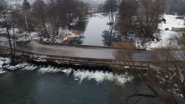 Petit barrage avec une chaussée dessus — Video