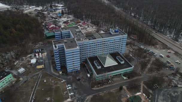 Kışın şehir hastanesinin hava manzarası. — Stok video