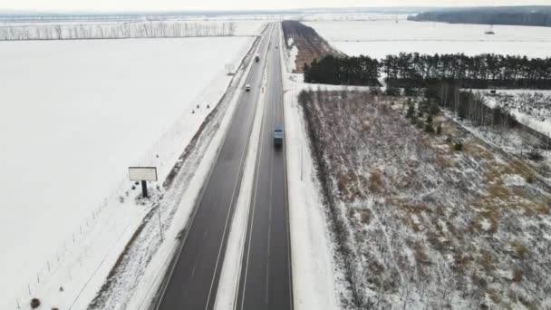 Tiro aéreo. carros em movimento na estrada no inverno. — Vídeo de Stock