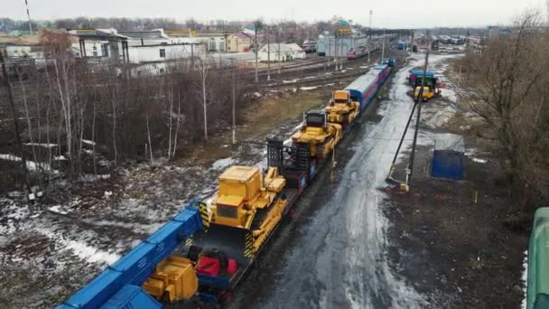 Tren ferroviario transporta tractores sobre raíles — Vídeos de Stock