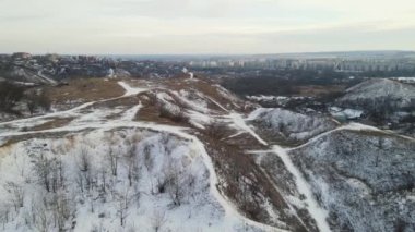 Kışın şehrin yakınındaki tepeleri vuruyorlar.