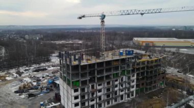 Vinçle inşa edilmiş büyük bir bina.