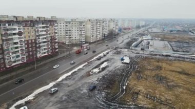 Çamurlu ve nemli bir bahar şehri. hava atışı