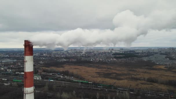 Grande fumée blanche provenant de la cheminée. prise de vue aérienne — Video