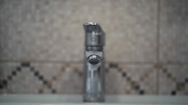 L'acqua gocciola lentamente dal rubinetto. rallentatore — Video Stock