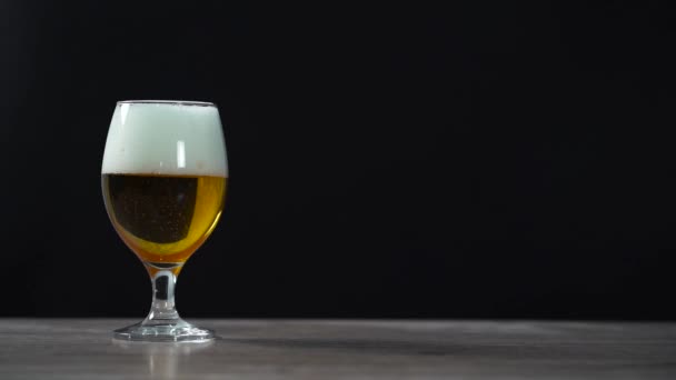 Verre de bière sur fond noir — Video