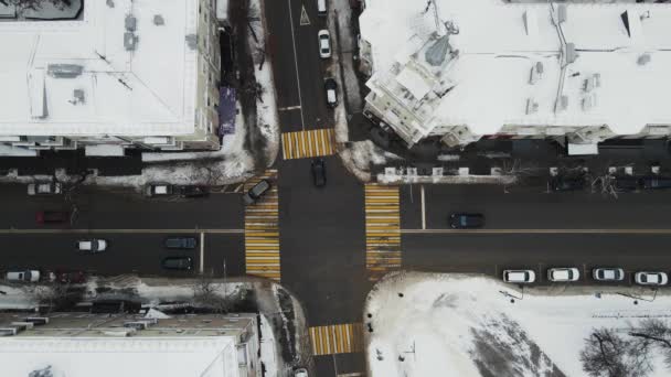 Şehirdeki kavşağın en üst görüntüsü. hava atışı — Stok video