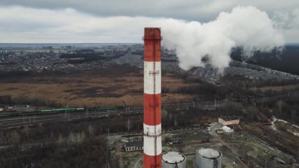 Průmyslový komín s hustým výfukovým kouřem — Stock video