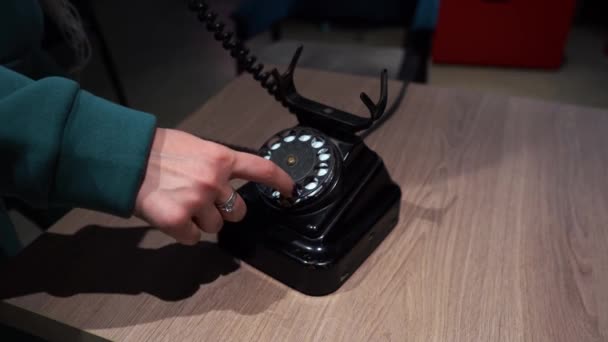 Девушка звонит по старому советскому телефону — стоковое видео