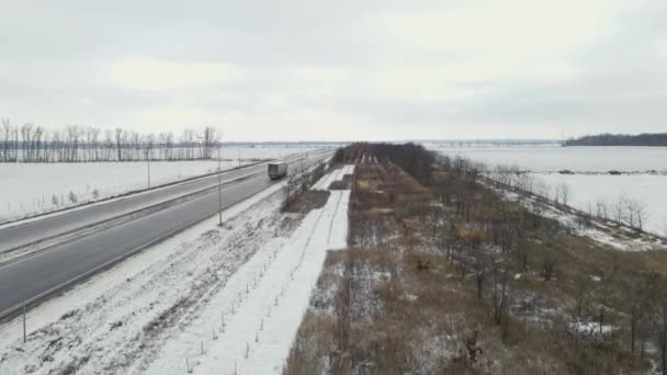 De truck rijdt 's winters op de snelweg — Stockvideo