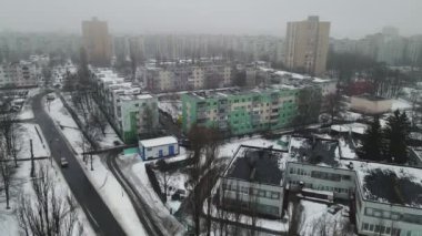 Kasvetli şehir sisle kaplı. Hava aracı saldırısı.