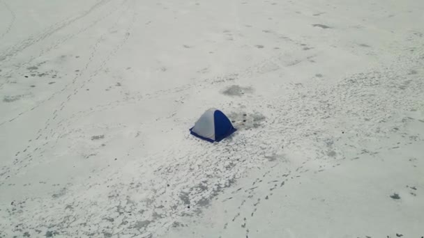 Carpa de pescadores colocada en el hielo — Vídeos de Stock