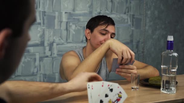 Dos chicos jugar al póquer y beber vodka — Vídeo de stock