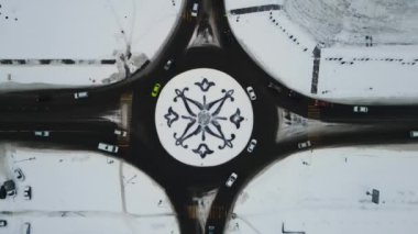 Kışın arabalı yol halkası. hava atışı