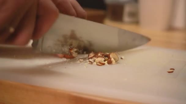 Barista in una caffetteria taglia noci durante la preparazione del dessert — Video Stock