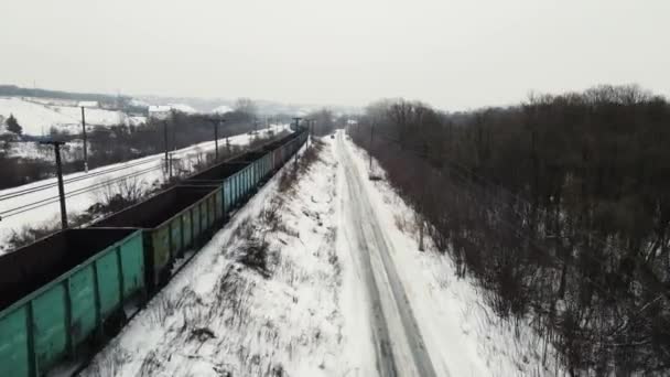 Вантажний поїзд рухається по рейках. повітряна стрільба — стокове відео