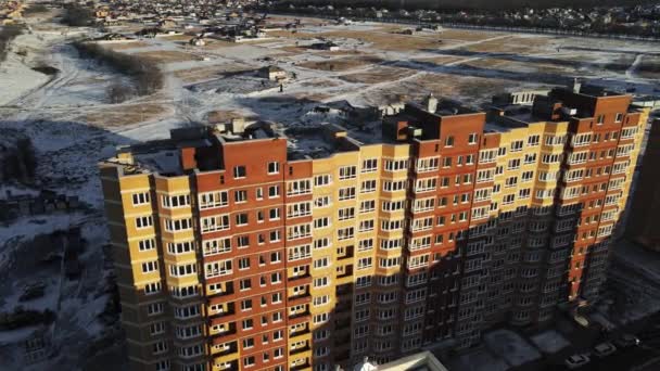 Opname vanuit de lucht van een woongebouw met meerdere verdiepingen — Stockvideo