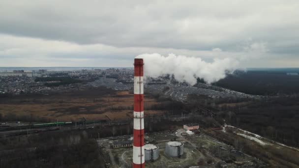 Prise de vue aérienne d'une cheminée avec une épaisse fumée qui sort — Video