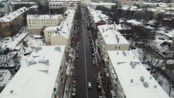 Την κυκλοφορία των αυτοκινήτων κατά μήκος των δρόμων της πόλης. εναέρια λήψη — Αρχείο Βίντεο