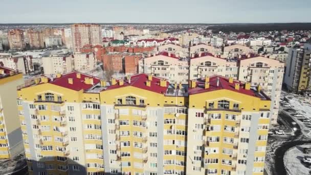 Let dronem nad hromadou výškových budov ve městě — Stock video