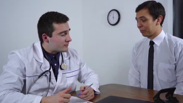 Médico fala com um paciente nervoso — Vídeo de Stock