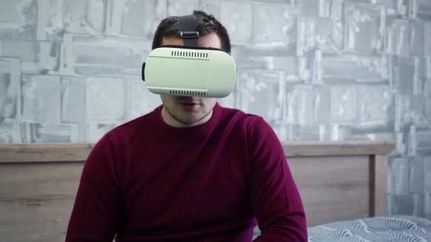 Un bărbat pune pentru prima dată ochelari VR și este foarte surprins — Videoclip de stoc
