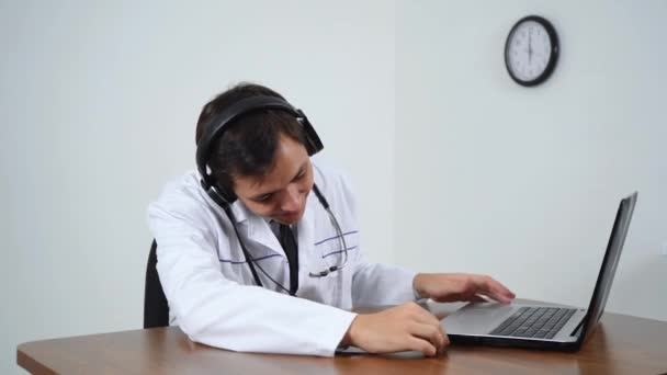 Dokter laki-laki berbicara dengan pasien pada laptop — Stok Video