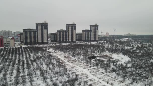 Великі будинки в місті взимку. повітряна стрільба — стокове відео