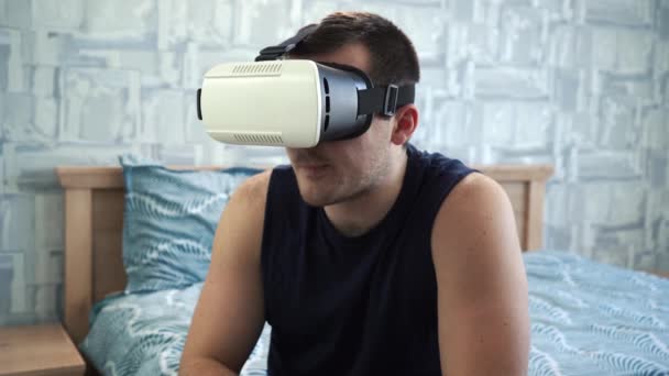 Man spelar spel genom vr glasögon — Stockvideo