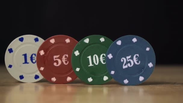 Μια στοίβα μάρκες του πόκερ βρίσκονται σε ένα ξύλινο τραπέζι — Αρχείο Βίντεο