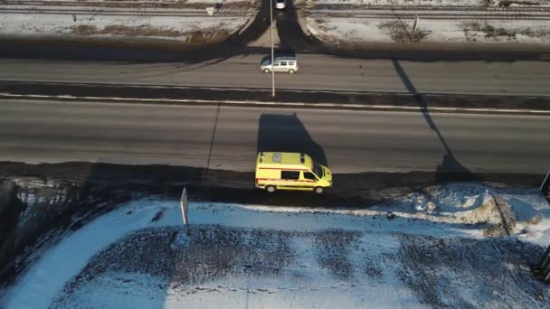 Carro de ambulância em pé na pista. aerial shooting.moscow Rússia 20 janeiro 2021. — Vídeo de Stock