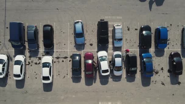 Parkplatz in der Nähe des Einkaufszentrums. Luftaufnahmen — Stockvideo