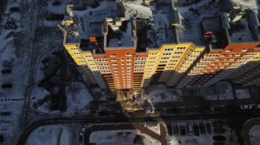 Bir adam teleskopla yıldızlara bakıyor.