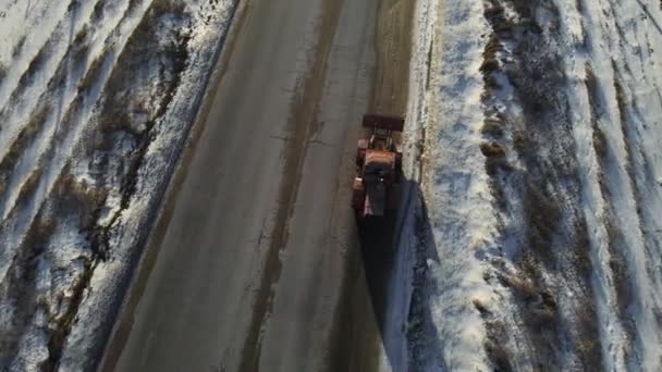 Trekker rijdt in de winter op de weg. luchtfoto 's — Stockvideo