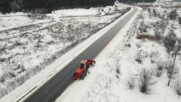 Дорожно-строительная техника расчищает дороги после снегопада — стоковое видео