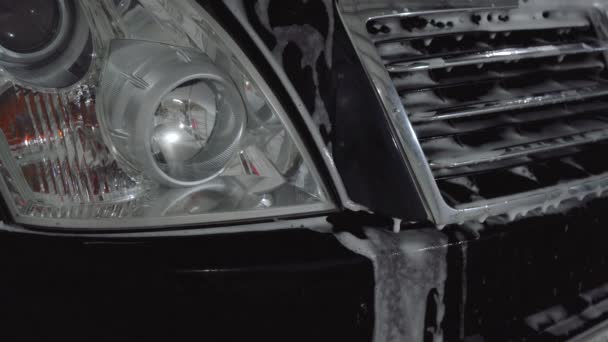 泡沫从湿湿的车上滴下来 — 图库视频影像