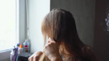 Kız duştan sonra banyoyu tarıyor.