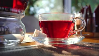 Sıcak çay masada, şekerli.