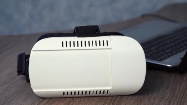 VR gözlükleri masanın üstünde.