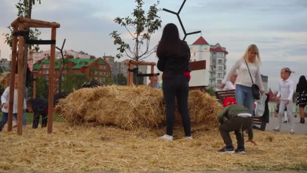 Muchos niños jugando con un pajar en el parque. Rusia Stary Oskol 5 2020 2020 — Vídeo de stock