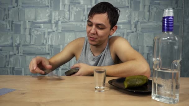 Erkekler kart oynar ve votka içer. — Stok video
