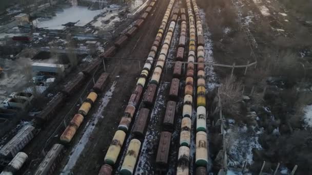 Parkování nákladních vlaků při západu slunce. letecké snímání — Stock video