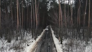 Araba orman anteninden ayrılıyor. Hava saldırısı. Moskova Rusya 20 Ocak 2021.